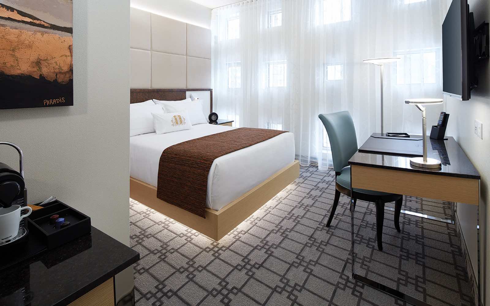 Le Mount Stephen deluxe-queen bedroom of luxury hotels in Montreal 1