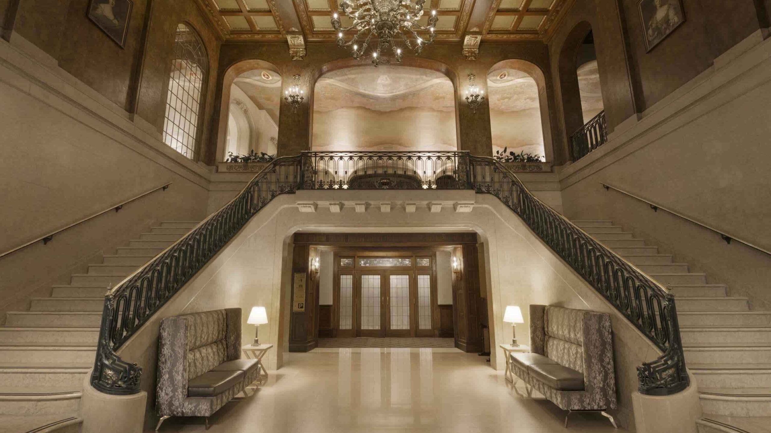 escaliers-salle-debal Chateasu Frontenac interior entrance